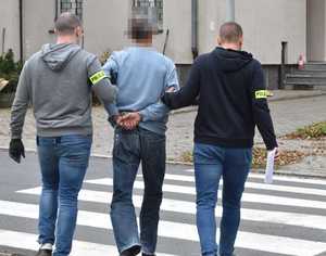 zdjęcie poglądowe - policjanci KPP Śrem doprowadzający osobę zatrzymaną