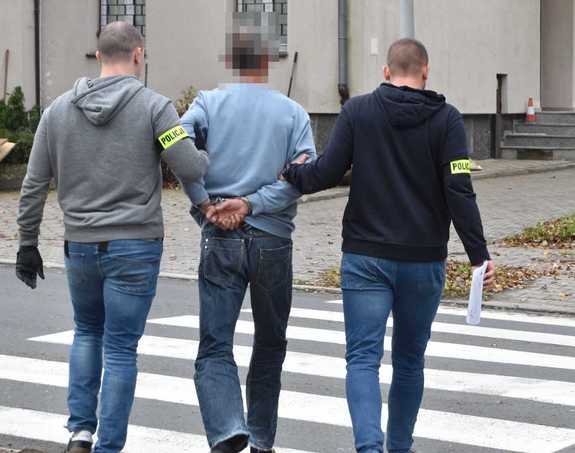 zdjęcie poglądowe - policjanci KPP Śrem doprowadzający osobę zatrzymaną