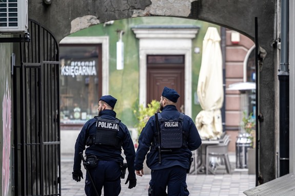 zdjęcie poglądowe - policjanci partolujący miasto